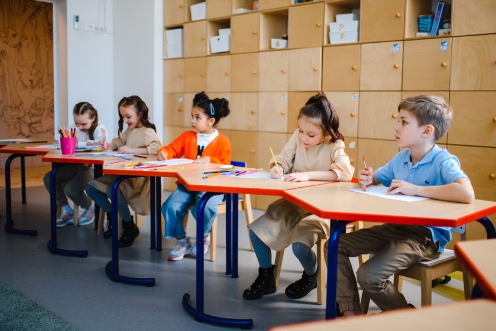 Estudiantes de primaria trabajando en proyectos educativos dentro del Colegio Jacaranda.