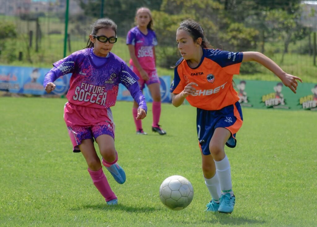 Estudiantes participando en actividades deportivas del Colegio Jacaranda.