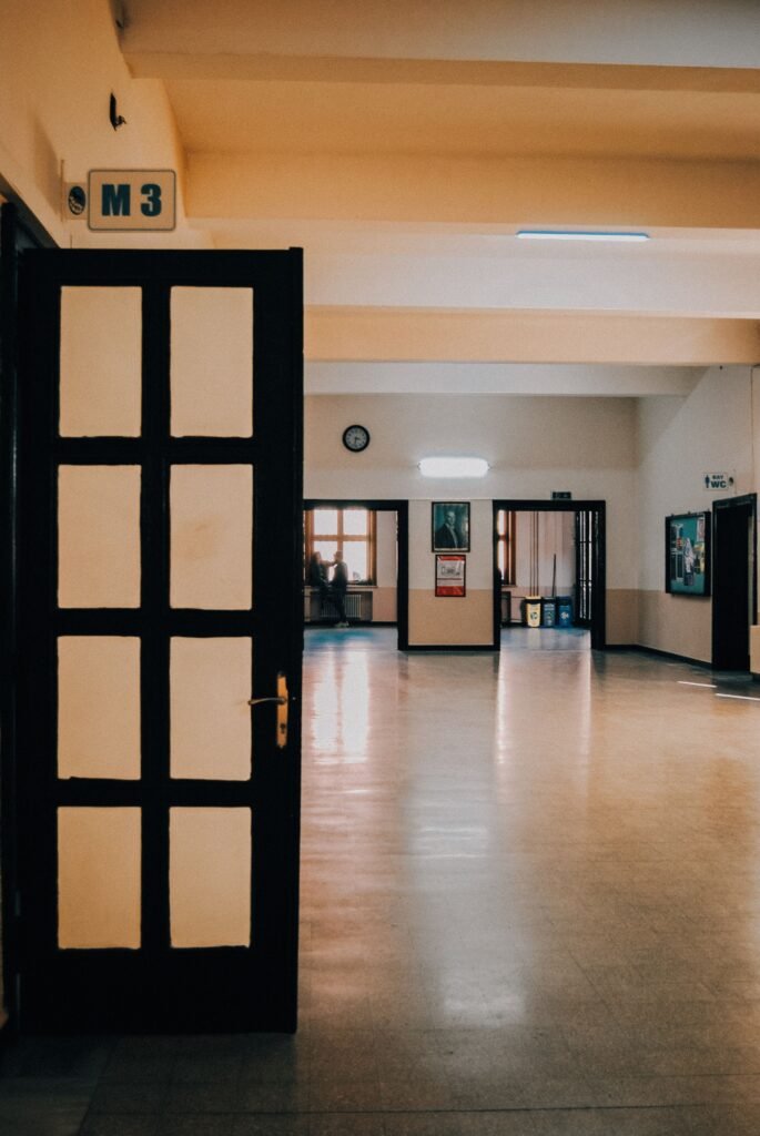 Instalaciones modernas del Colegio Jacaranda para el aprendizaje de los estudiantes.