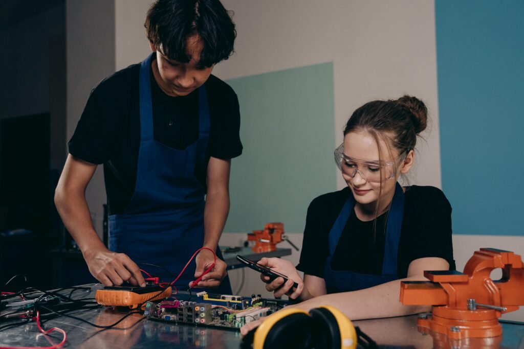 Talleres académicos y creativos para estudiantes del Colegio Jacaranda.