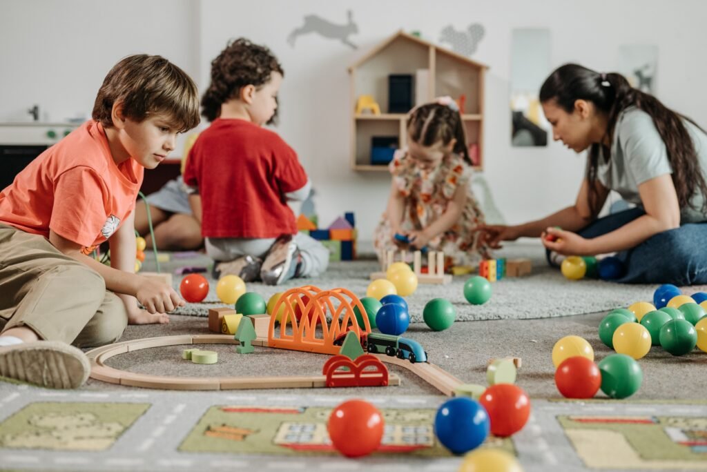 Niños de preescolar participando en actividades de aprendizaje y juego en Colegio Jacaranda.