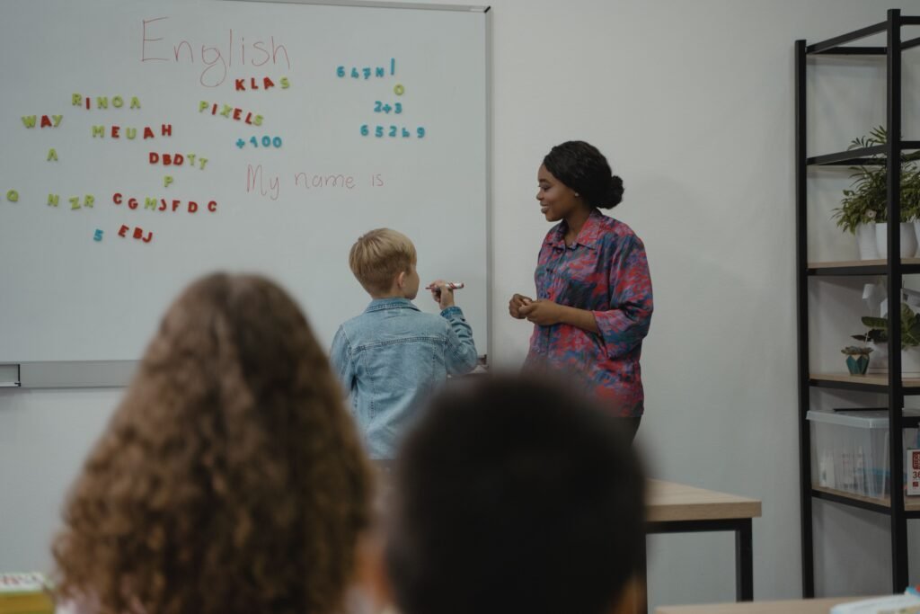 Estudiantes aprendiendo idiomas en actividades educativas del Colegio Jacaranda.