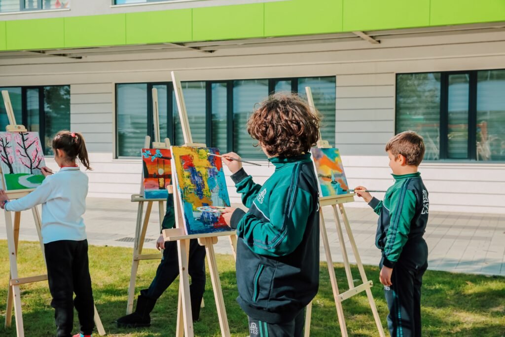 Alumnos realizando actividades artísticas y creativas en Colegio Jacaranda.